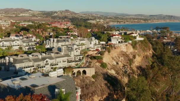 Drehende Luftaufnahme Von Klippenhäusern Und Der Küste Dana Point Kalifornien — Stockvideo