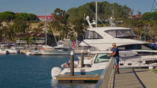 Μεγαλύτερος Καυκάσιος Άντρας Που Σέρνει Καλάμι Ψαρέματος Ένα Λιμάνι Ντέινα — Αρχείο Βίντεο