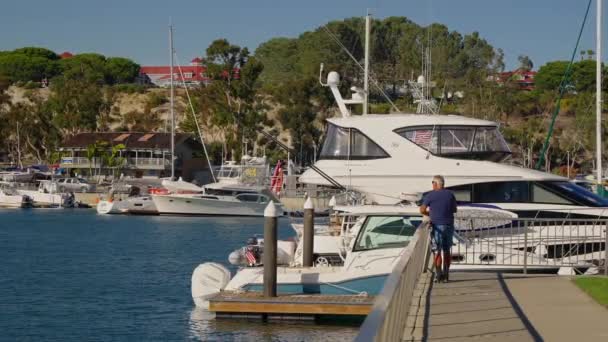 Hombre Caucásico Mayor Lanzando Una Caña Pescar Puerto Dana Point — Vídeos de Stock