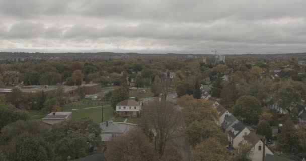 Wolkenverhangene Aufnahmen Von Vororten Von Ontario Herbst — Stockvideo