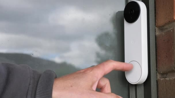 Close Homme Appuie Sur Smart Doorbell Caméra Sécurité Porte Entrée — Video