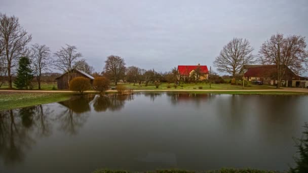 Clip Fusión Hermosas Casas Lado Lago Rodeado Árboles Exuberante Vegetación — Vídeos de Stock