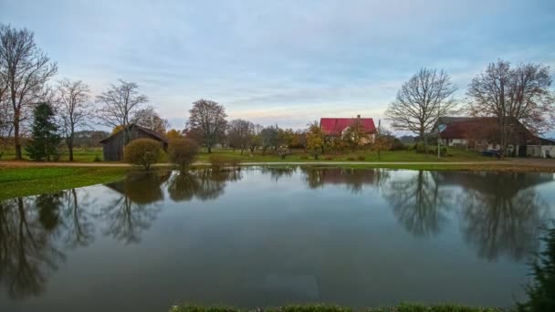 Clip Fusión Casas Junto Lago Hermoso Paisaje Otoñal Con Casas — Vídeos de Stock