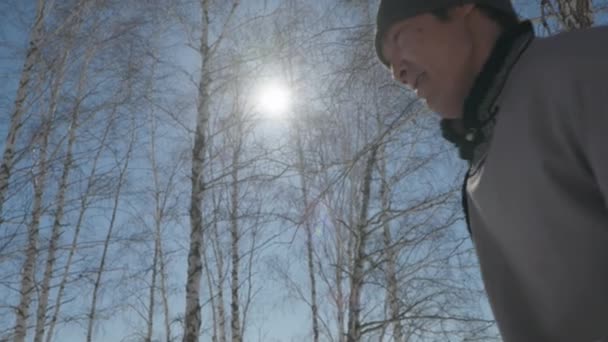 Människan Klädd Traditionella Mongoliska Klädhänge Promenader Skog — Stockvideo