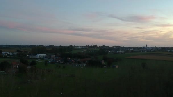 Drohnenschuss Aus Rosa Wolken Über Kleinem Dorf Direkt Nach Sonnenuntergang — Stockvideo