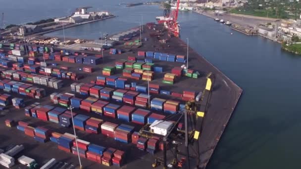 ドミニカ共和国の海南商業港と物流センターを見下ろす空中ドローンビュー — ストック動画