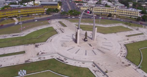 Drone Flying Triumphal Arch Plaza Bandera Aerial Circling — Stock Video