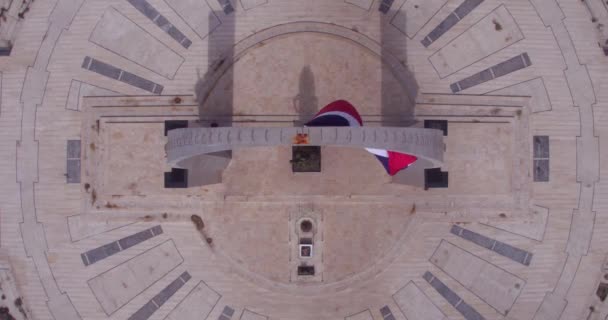 Σημαία Κυματίζει Στον Άνεμο Κάτω Από Γλυπτό Μνημείο Στην Plaza — Αρχείο Βίντεο
