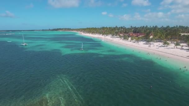 Avance Aéreo Sobre Aguas Turquesas Playa Bavaro Punta Cana República — Vídeos de Stock