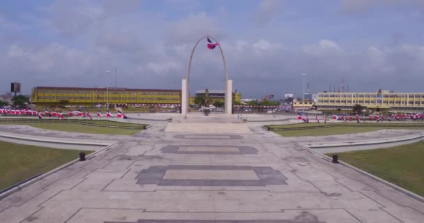 Triumfbåge Plaza Bandera Santo Domingo Flyg Framåt Låg Höjd — Stockvideo