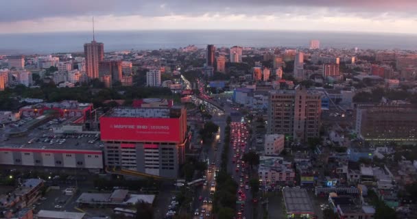 ドミニカ共和国の日没時にサントドミンゴ通りで忙しい 空中前方 — ストック動画