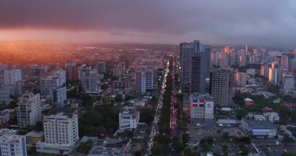 Verkeerswagen Winston Churchill Avenue Schemering Santo Domingo Dominicaanse Republiek Luchtvoorwaarts — Stockvideo