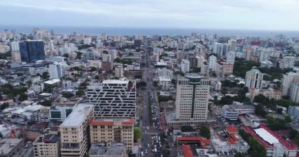 背景に海とサントドミンゴの近代的な住宅街の高層ビル 空中前方 — ストック動画