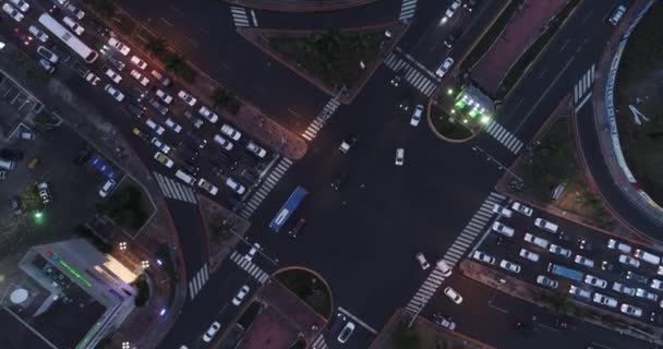 空中トップダウン車の交通や道路の交差点の真上を旋回 サントドミンゴ夜 — ストック動画
