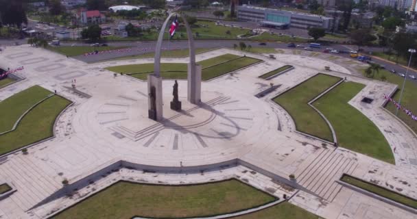 Flygplanet Kretsar Runt Triumfbågen Flaggtorget Santo Domingo City Dominikanska Republiken — Stockvideo