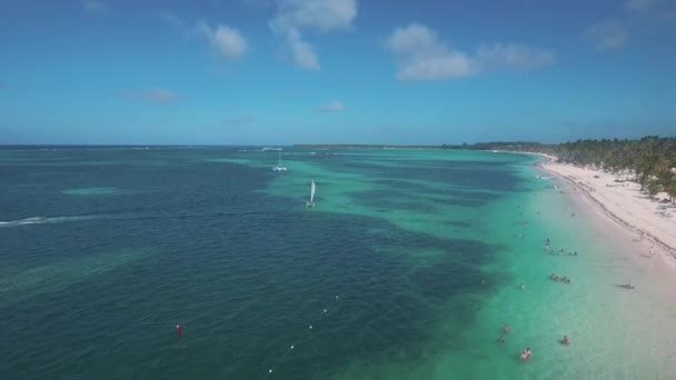 在多米尼加共和国蓬塔卡纳巴伐罗海滩的蓝色原始水域上空飞行的无人机 空中全景视图 — 图库视频影像