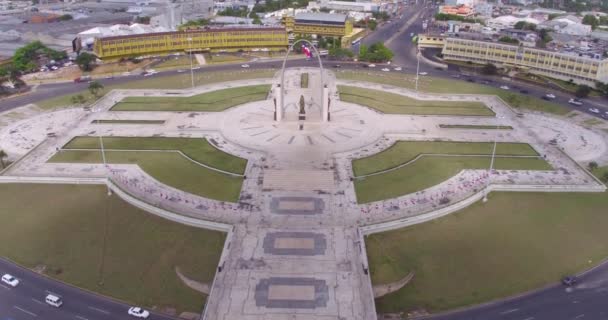 Luchtdrone Vliegt Richting Beeldhouwmonument Het Vlag Plein Santo Domingo — Stockvideo