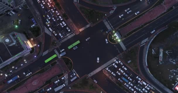 夜にサントドミンゴ市内の車の交通や道路の交差点 空中のトップダウン上昇と旋回 — ストック動画