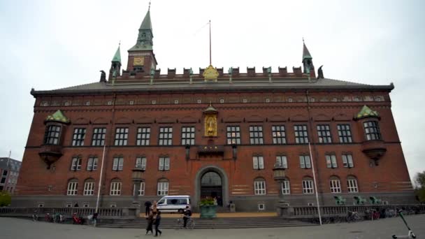 Amplio Pov Tiro Caminando Hacia Edificio Del Ayuntamiento Copenhague Dinamarca — Vídeos de Stock