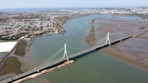 ポルティマン鉄道橋の航空写真 アラド鉄道橋 Arade Railway Bridge アルガルヴェ線の鉄道インフラ ポルトガルのファロ地区ポルティマン付近の橋池と道路交通 — ストック動画