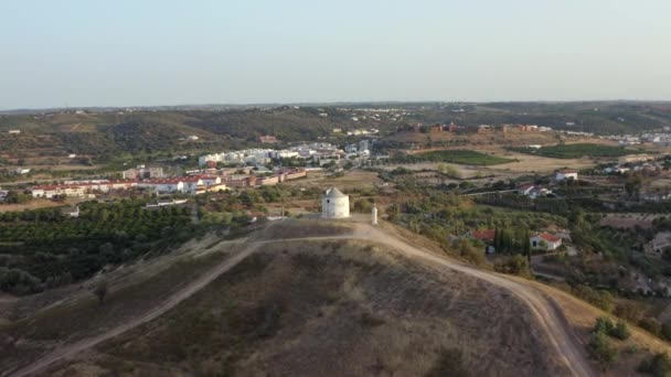 Luftaufnahmen Einer Windmühle Auf Einem Hügel 360 Grad Aufnahmen Silves — Stockvideo