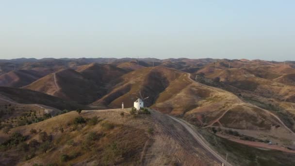Video Von Hügeln Und Windressourcen Als Energie Kaputte Windmühle Luftaufnahmen — Stockvideo