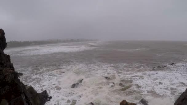 Praia Arambol Monção Goa Ondas Água Colidem Com Rochas Espuma — Vídeo de Stock