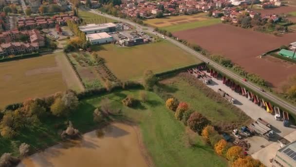 Forstad Landskab Med Beboelseshuse Landbrugsmarker Vegetation Med Efterårsfarver Norditalien Luftdrone – Stock-video