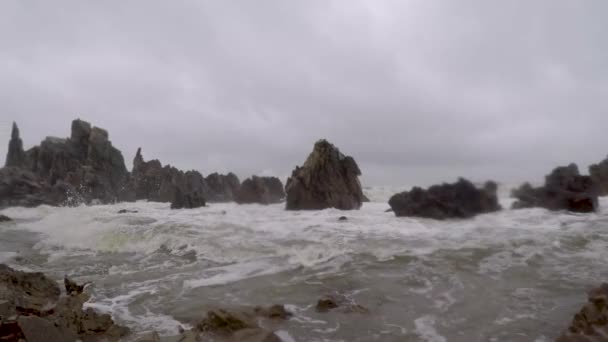 果阿季风中的海滩浪涌向岩石和海洋泡沫 形成惊人的形状和图案 — 图库视频影像