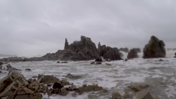 Stranden Arambol Monsun Goa Vattenvågor Kraschar Stenar Och Havsskum Skapar — Stockvideo