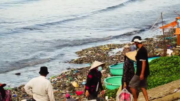 Vietnamesiska Bybor Går Förorenad Strand Full Skräp Statisk — Stockvideo