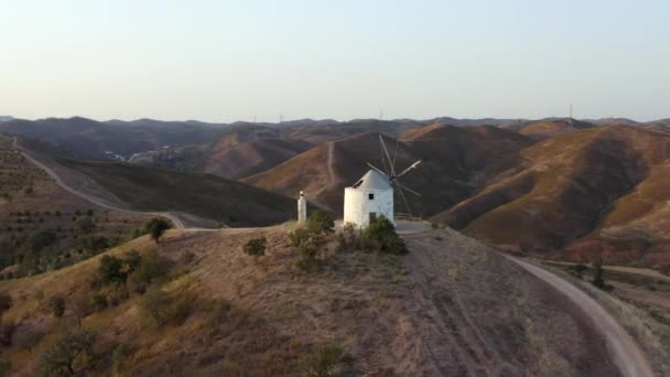 Luftaufnahmen Einer Windmühle Auf Einem Hügel Windkraftanlage Video Von Hügeln — Stockvideo