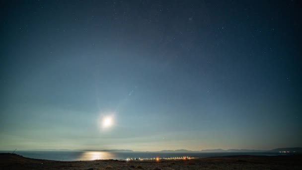 一晩のタイムラプス 月の夜空を通過 北の光の明るい輝き — ストック動画