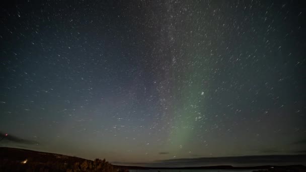 北の光が輝く星空の一晩中のタイムラプス — ストック動画