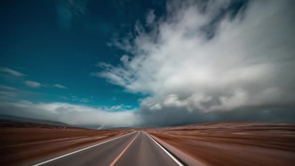 Çorak Tundrada Dar Yolda Hızlı Sürüş Gökkuşağı Ufukta Görünüyor — Stok video