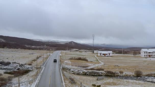 Bulutlu Bir Kış Gününde Norveç Güneyindeki Dovrefjell Dağları Araba Sürüşü — Stok video