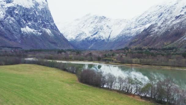 Droga Asfaltowa Nad Jeziorem Woda Stóp Góry Trollveggen Bardziej Romsdal — Wideo stockowe