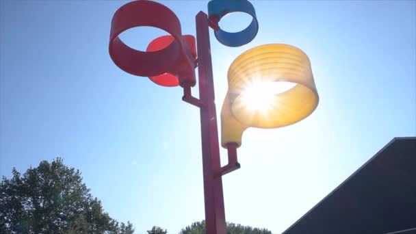 Blendendes Sonnenlicht Das Einem Sonnigen Tag Durch Korfball Korb Fällt — Stockvideo