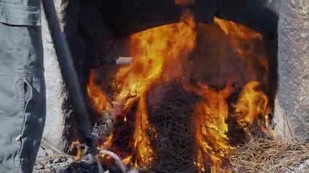 Hombre Maneja Horquilla Entrada Horno Cerámica Hogar Abierto Con Fuego — Vídeos de Stock