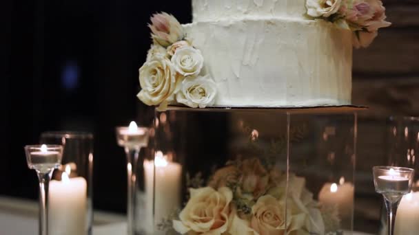 Hermosa Torta Boda Tres Niveles Con Decoración Mínima Flores Comestibles — Vídeos de Stock