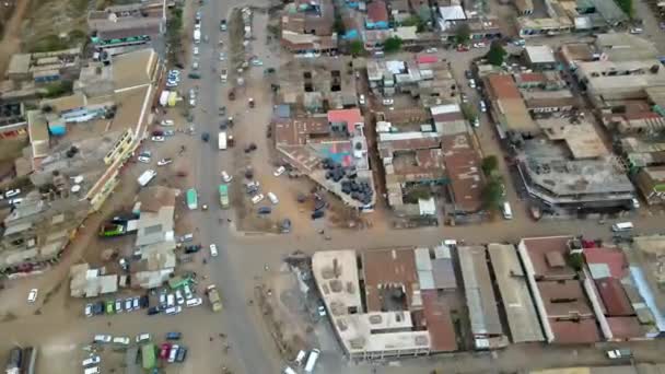 Luftaufnahme Einer Belebten Kenianischen Stadt Drohne Fliegt Rückwärts — Stockvideo