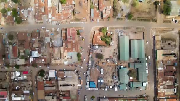 Top Antenne Van Kleine Drukke Straten Een Keniaanse Stad Drone — Stockvideo