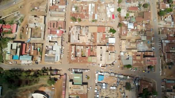 Blick Von Oben Auf Geschäftige Afrikanische Stadt Drohne Steigt Langsam — Stockvideo