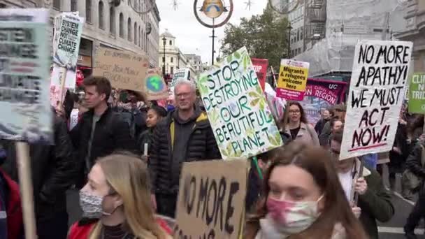 在格拉斯哥举行的Cop 26峰会上 数千人在全球气候公正日游行中穿过首都 — 图库视频影像