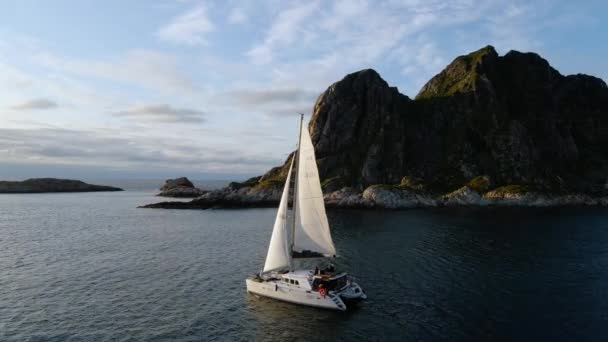 Vista Aérea Alrededor Velero Navegando Costa Noruega Órbita Tiro Con — Vídeos de Stock