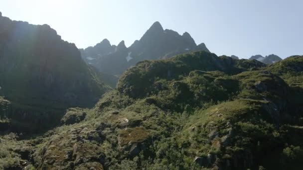 Luchtfoto Van Een Scherpe Bergtoppen Groene Natuur Van Noorwegen Rondcirkelende — Stockvideo