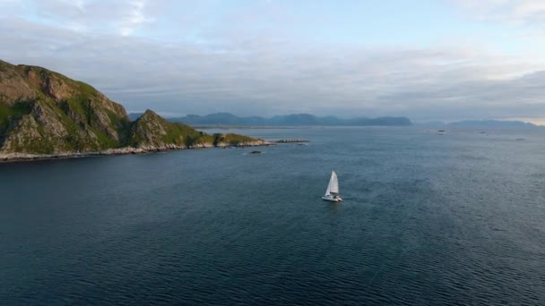 Вид Воздуха Парусник Плывущий Побережью Норвегии Отслеживание Дрон Выстрел — стоковое видео