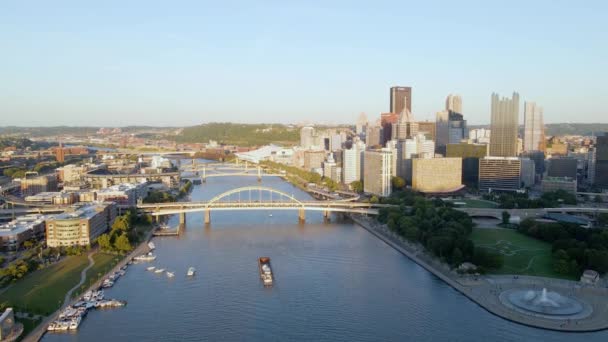 Drohnenblick Über Den Allegheny Fluss Goldene Stunde Der Innenstadt Von — Stockvideo