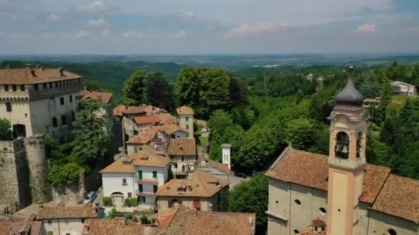Luchtfoto Rond Een Klokkentoren Het Castello Montaldeo Piemonte Italië Rondcirkelen — Stockvideo