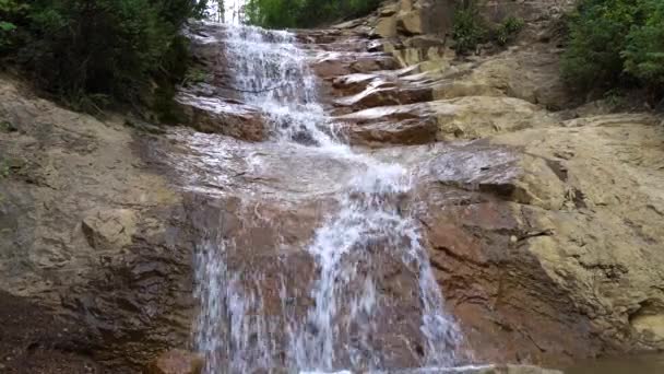 Escaleras Formadas Sobre Roca Natural Con Caudal Agua Del Río — Vídeos de Stock